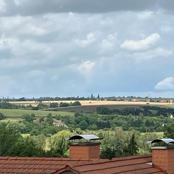FEWO-Wölkchen mit Ausblick & Komfort über den Dächern von Weißenfels, hotell i Weißenfels
