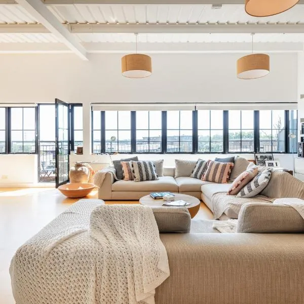 Sun-Splashed Art Deco Loft - Yoga Zone, Hackney, hotelli Lontoossa