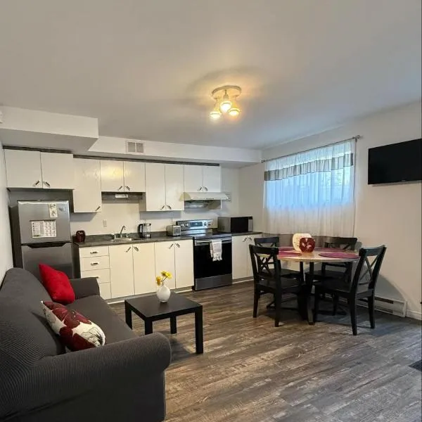 Charmant appartement au sous-sol, hotel v destinaci Longueuil