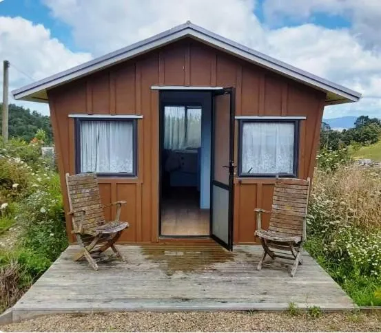 Miranda Cabin 1 Bedroom, Sleeps 4, No Wifi, Outside Bathroom, No running water in cabin, hotel v destinaci Miranda