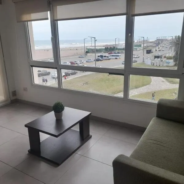 Departamento vista al mar, con cochera cubierta y pileta, hotel in Necochea
