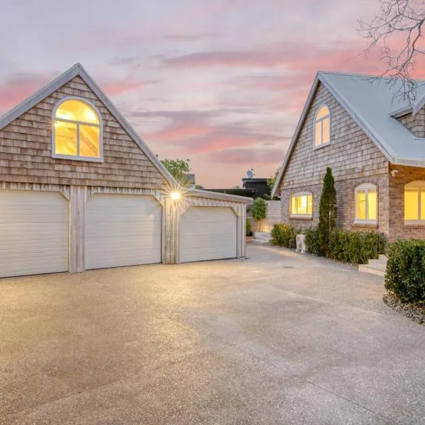 Manly Beach - Private 3 Bedroom - small dog friendly - Sailing Club, hotel v destinaci Whangaparaoa