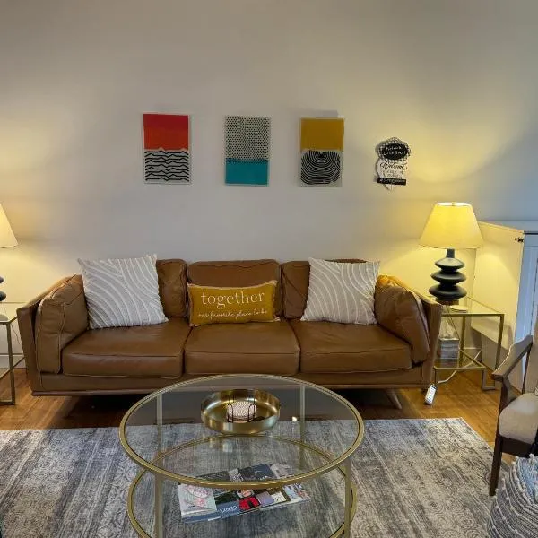 Newly Remodeled Mid-Century Modern Lake Condo, hotel v destinaci Lake Geneva