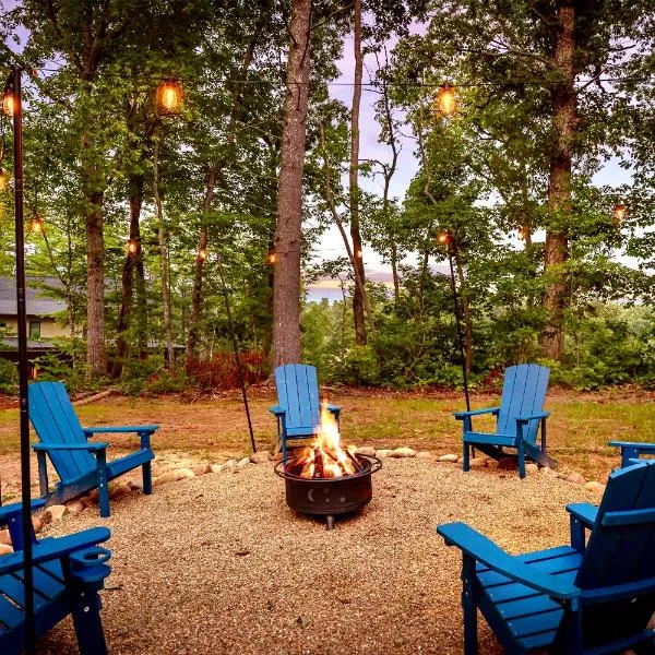 Whimsical Garden Escape -Fire Pits, Art & Nature Near Asheville, hotel en Fairview