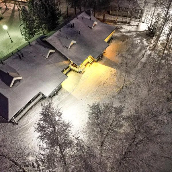Lomakivakka - Roomy 2BD & loft by the lake, free wifi and sauna, hotel en Rukatunturi
