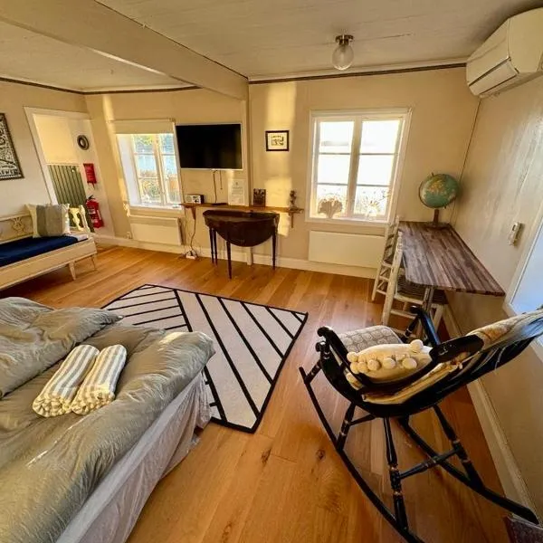 Remarkable Harbour View Cabin., hotel v destinaci Östhammar