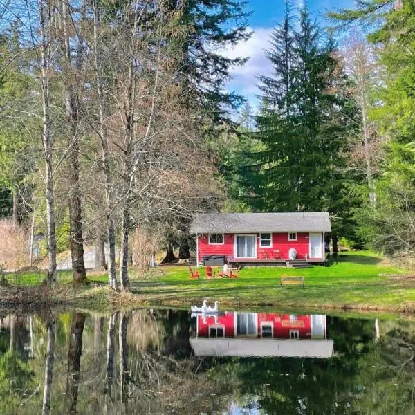 Perch - Red Cabin On The Lake, hotel v destinaci Ashford