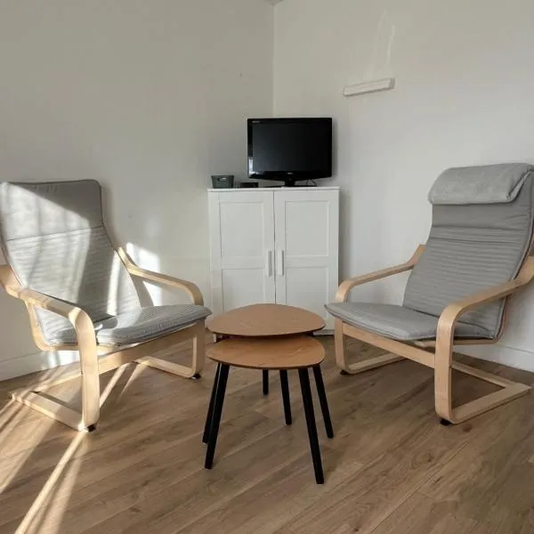 Studio cosy avec borne de recharge, hotel in Saint-Germain-Lembron