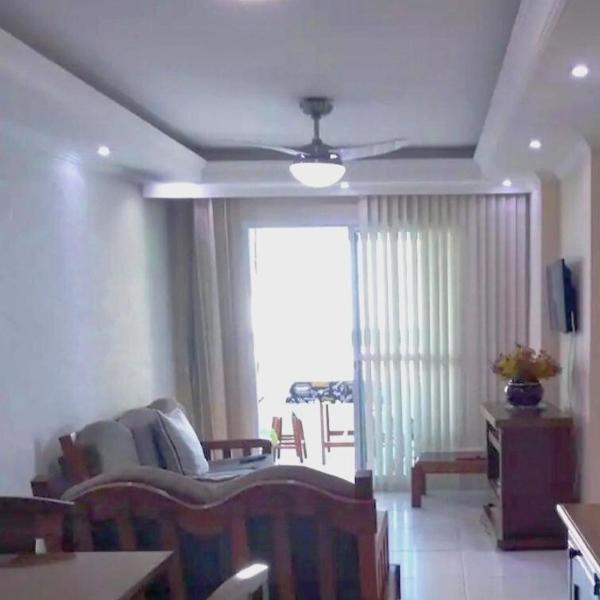 Apartamento espaçoso a uma quadra da praia