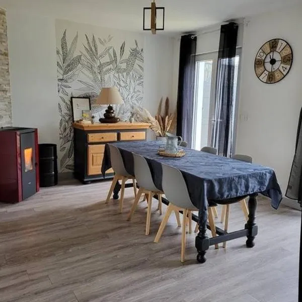 Le gite d 'Amélie maison rénovée 6 couchages 2 salles de bains, hótel í Célon