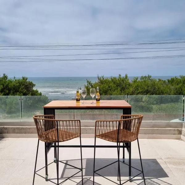 Alquiler De Departamento Monoambiente Con Terraza, Frente Al Mar En La Costa Quequén, Con Pileta, Solarium y Sum Con Parrilla, hotel in Quequén