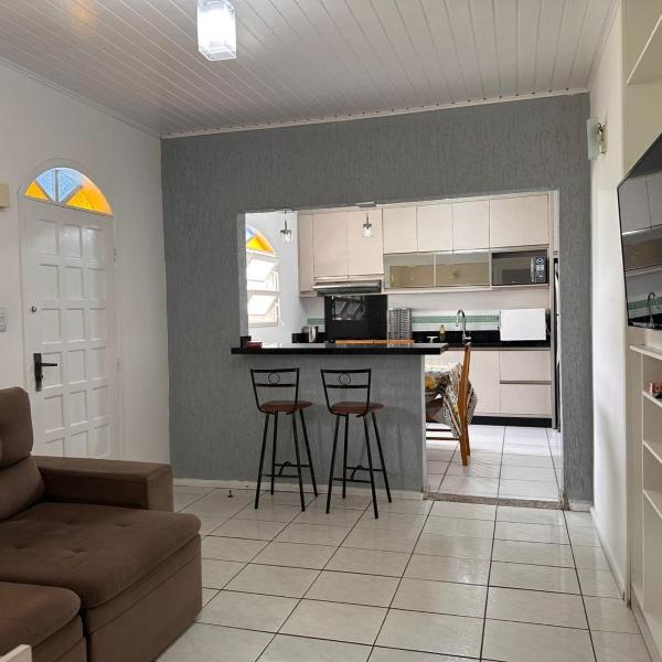 Casa térrea com churrasqueira a metros da praia - Foto 4