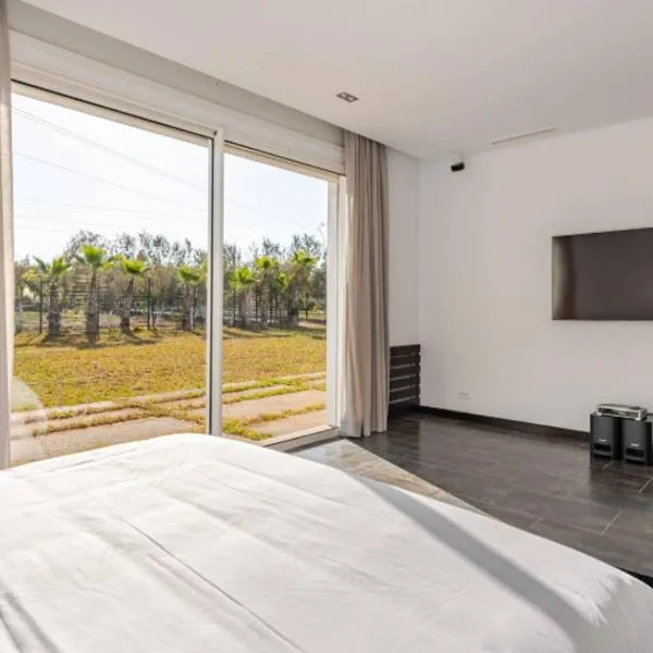 Villa Luxueuse 4 Chambres au Cœur du Domaine a El Menzeh, Hotel in El Menzeh