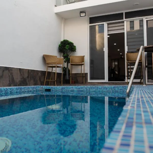 2BR-3BA Condo Block from Beach w Rooftop Jacuzzi, hotel Mazatlánban