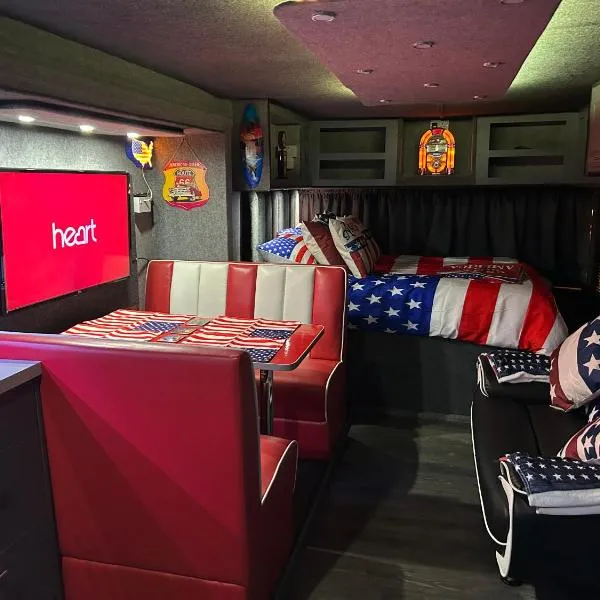 American rv glamping with hot tub, hotel v destinaci St Asaph