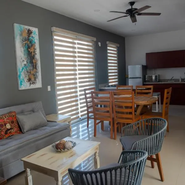 2br/2ba Condo 1 block to ocean! - Unit 4, hotel en Mazatlán