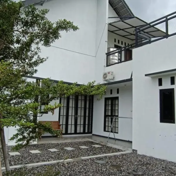 Villa Trojayan، فندق في Muntilan