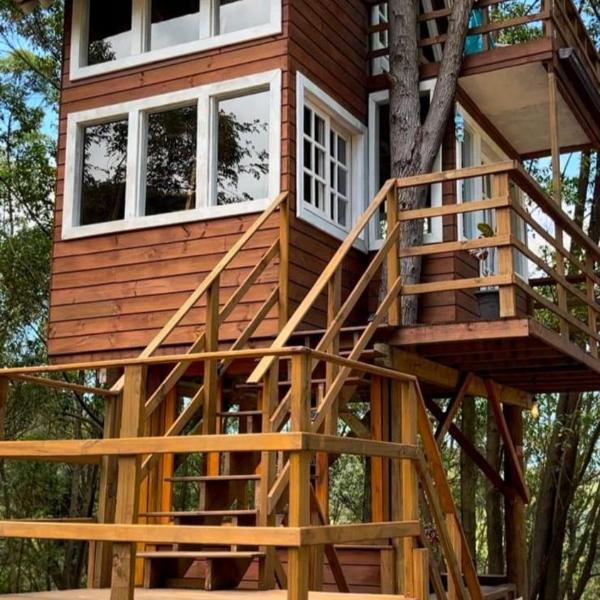 Casa na árvore perto da praia