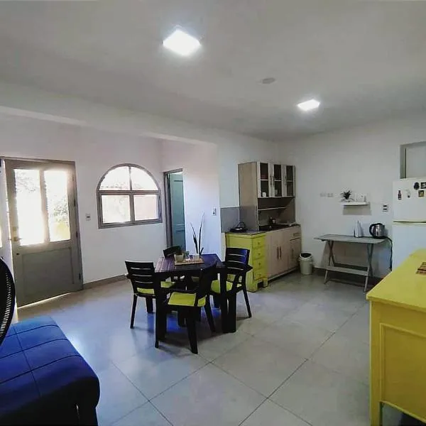 Apartamento con Jardín Privado en Tarija - Precio al Cambio Oficial, hotel in Tarija