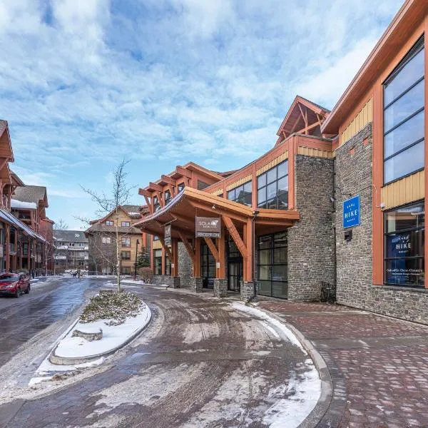 Solara Suite with Indoor Pool / Hot tub / Parking, hotel in Canmore