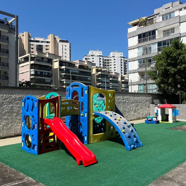 Cobertura Incrível, silenciosa e familiar com sala ampla, cozinha americana, 3 quartos, área gourmet, terraço aberto com churrasqueira e jacuzzi na Praia da Barra da Tijuca - Rio de Janeiro - apto inteiro só pra você - Foto 5