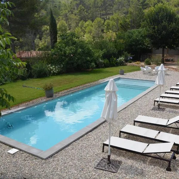 Le Mas des Aludes, hotel di La Destrousse