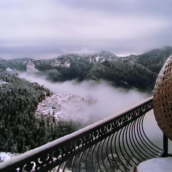 Stayenest Mashobra with balcony view: Mashobra şehrinde bir otel