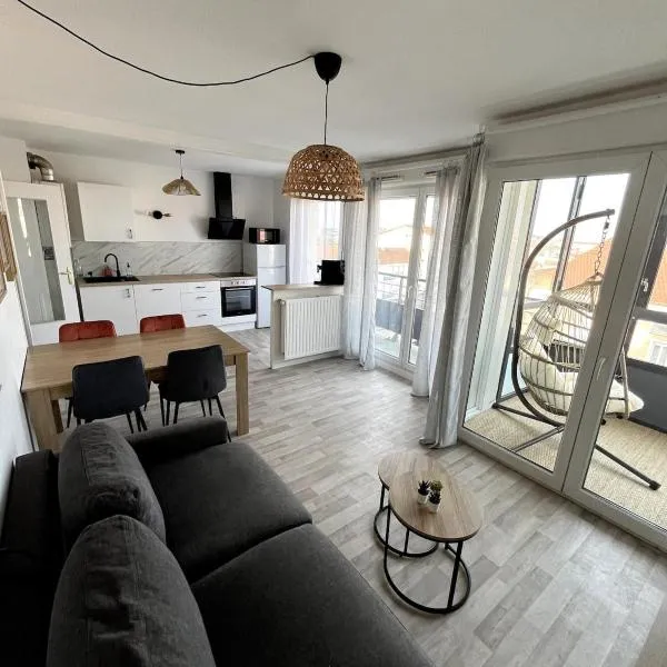 Charming T3 - Garage - Balcon, hotel v destinaci Meyzieu