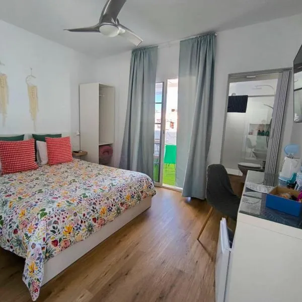 Paradise room near the beach, hotel v destinácii Playa Honda