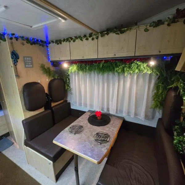 Autocaravan,camper,campervan,motorhome,not driveable,only habitable, hotel v destinaci Los Cristianos