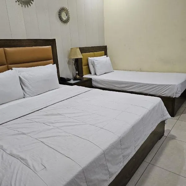 booking at lodges, hótel í Lahore