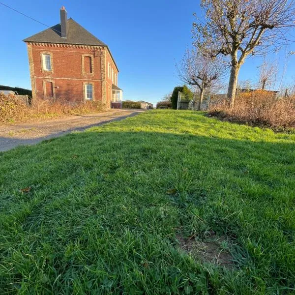 Gîte familial à la ferme des Hellandes, hotel v destinaci Angerville-lʼOrcher