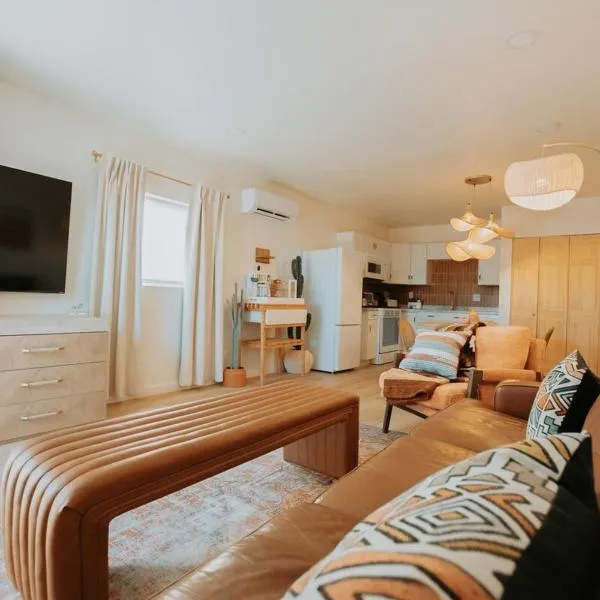Terracotta Suite at ArnoTriplex! Hot Tub and Pet Friendly!, hotel in Albuquerque