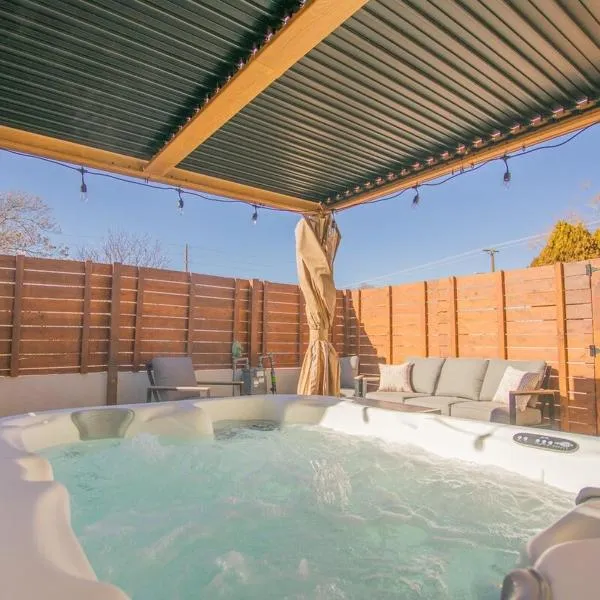 Terracotta Suite at ArnoTriplex! Hot Tub and Pet Friendly!, hotel v destinaci Albuquerque