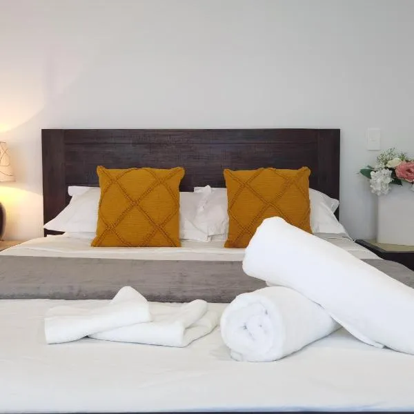 Cozy sleepout, hotel in Hamilton