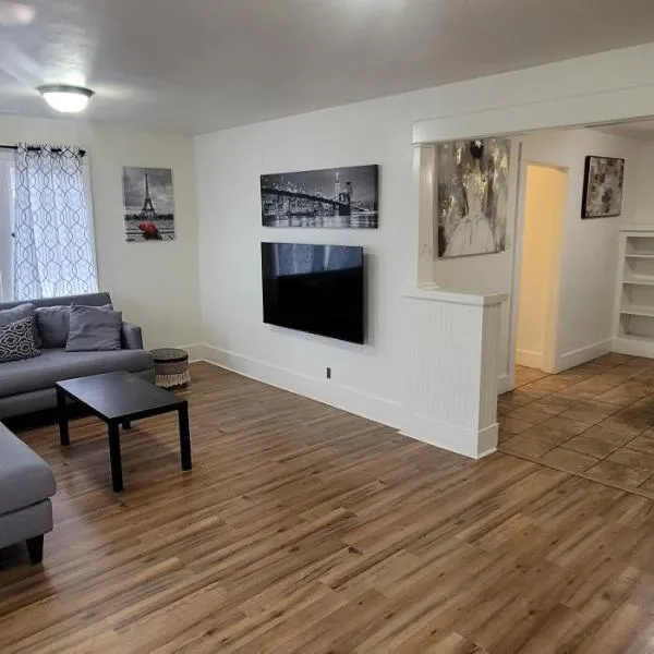 Private 3 bedroom Home in Los Angeles-Gardena, California, hotel en Gardena