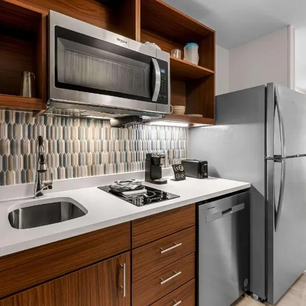 Everhome Suites Fayetteville near Fort Bragg, hotel v destinaci Fayetteville