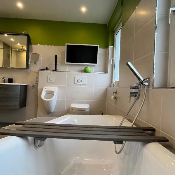 Sonnenblick Apartment sunview #rain-shower 2P bathtube BIG kitchen, hotel in Menden