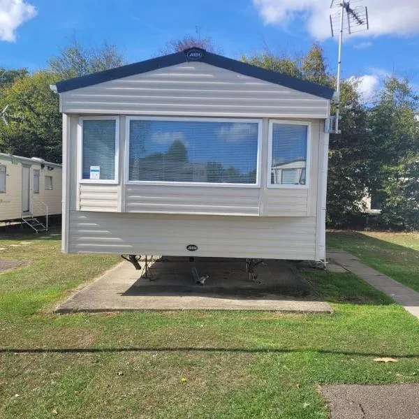 Highfield Grange Holiday Park, hotel in Clacton-on-Sea