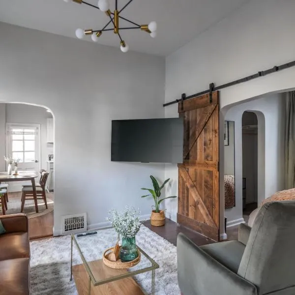 Mid-Century Modern Retreat in Little Italy, hotel in Cleveland