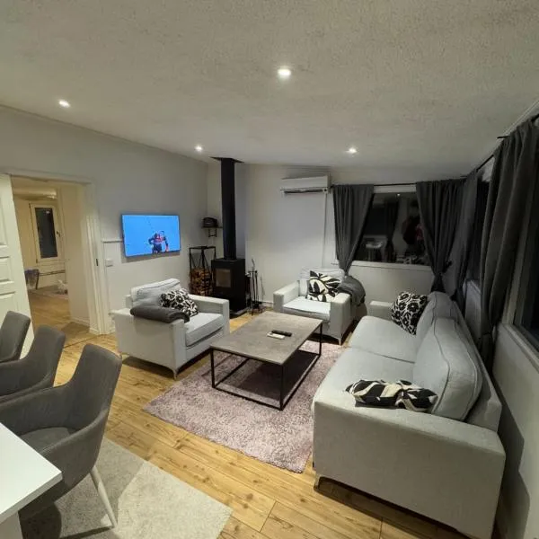 Mysig stuga i Nävesta, hotel v destinaci Örebro