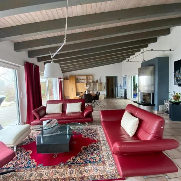 Wunderschönes Ferienhaus mit Fernblick, unweit von Limburg und Rhein-Main-Gebiet – hotel w mieście Hünfelden