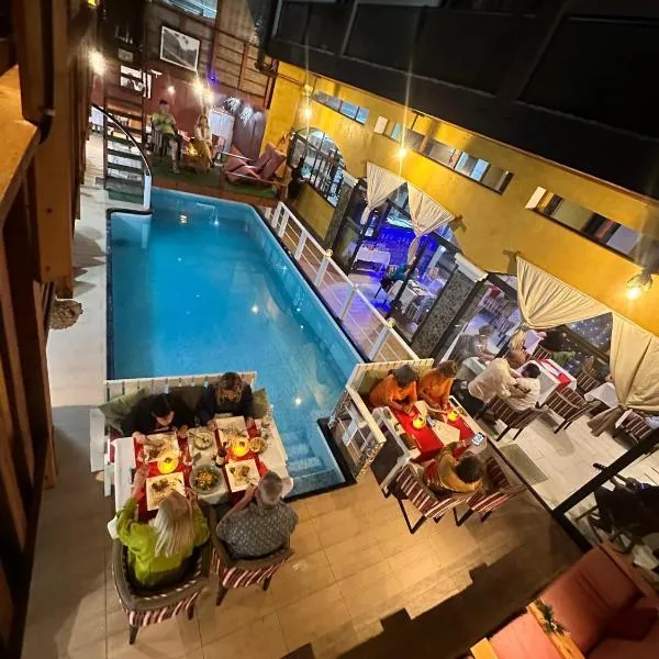 Tienne Del Mar, hotel u gradu 'Paul'