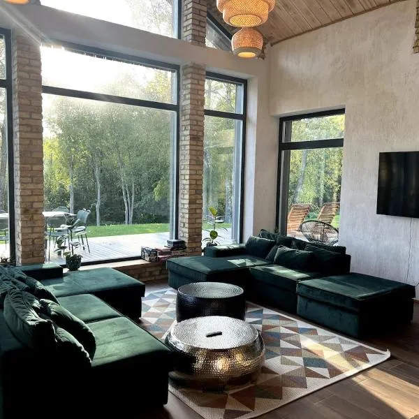 Kaimukas - lake house for 15 persons 5 bedrooms, hotel v destinaci Dvarčėnai