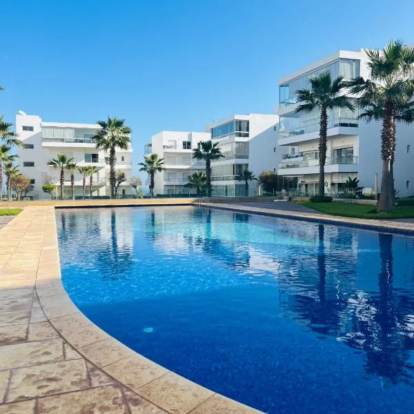 Seaside studio with pool, hotel in Dar Bouazza