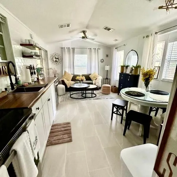 Your home away from home! Entire cottage- Disney, Hotel in Kissimmee