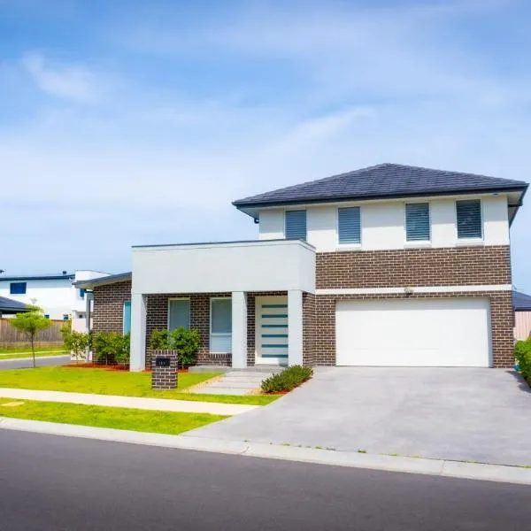 Luxury 7 Bedroom Home - Sleeps 16 Guests, hotel in Gledswood Hills