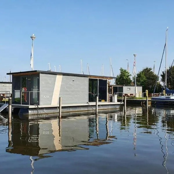 Houseboats Heeg, hotel di Heeg
