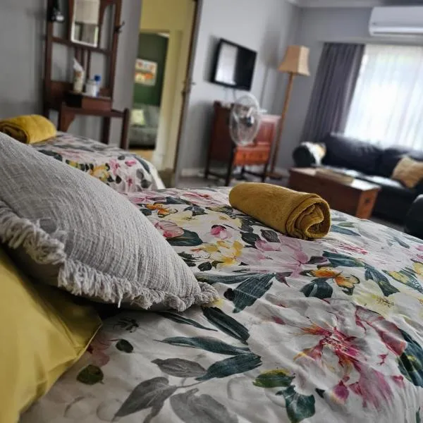 Giraffe's Rest, Self Catering Studio Apartment, hotel in White River