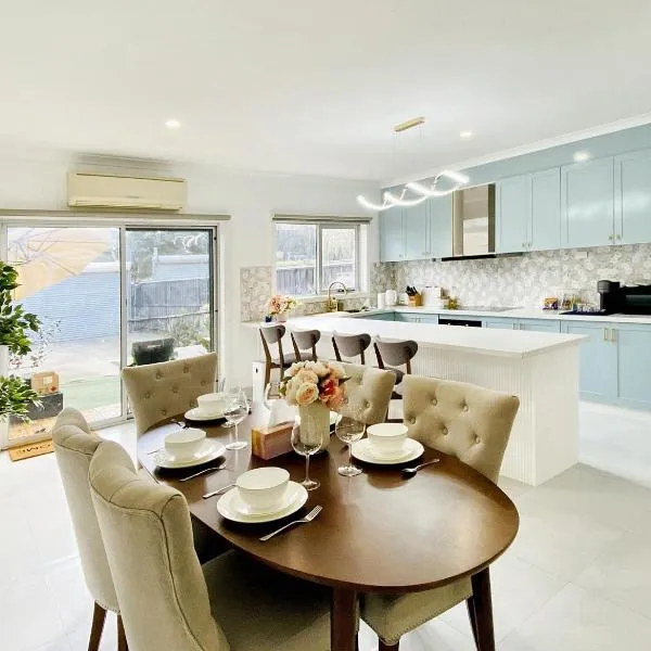 Bright 4BR Townhouse Near Coles, Parks, BBQ, Free Parking l Perfect for Families Groups, hotel v Melbourne